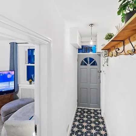 Comfy And Stylish 4-br - Sleeps 8! Будинок відпочинку Бристоль