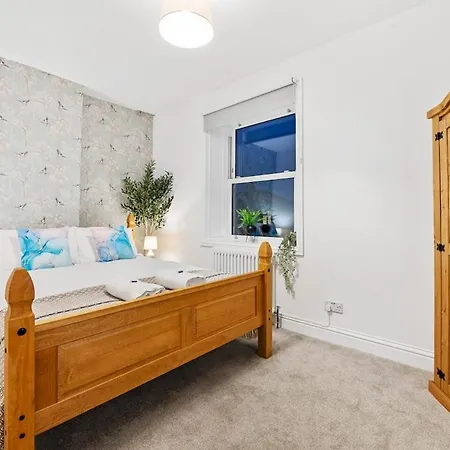 Comfy And Stylish 4-br - Sleeps 8! 度假居