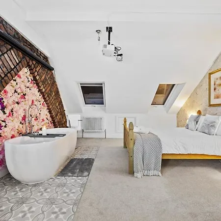 Comfy And Stylish 4-br - Sleeps 8! * Бристоль