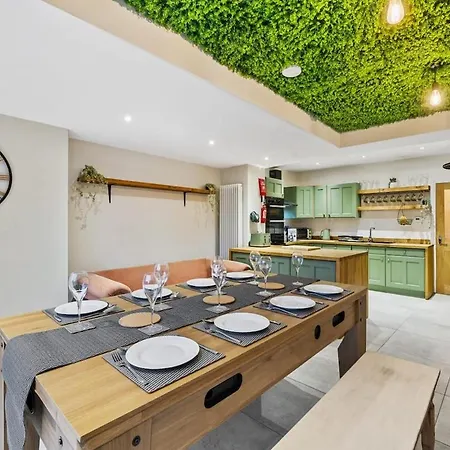 Comfy And Stylish 4-br - Sleeps 8! *