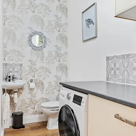 Comfy And Stylish 4-br - Sleeps 8! Дом отдыха Бристоль