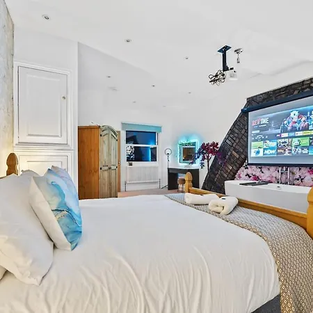 Comfy And Stylish 4-br - Sleeps 8! *
