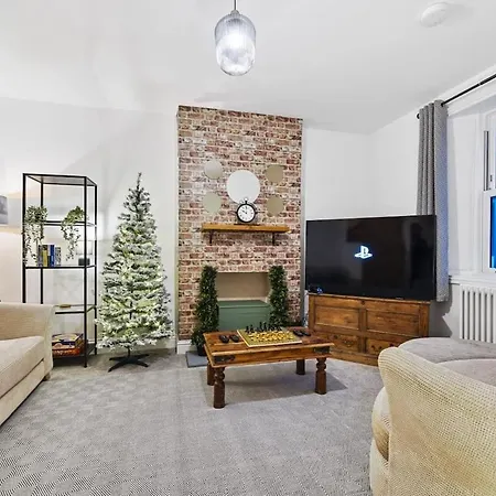 Comfy And Stylish 4-br - Sleeps 8! * Бристоль